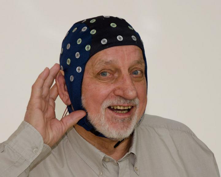 Oldguy in brain scanner by Kerstin Flake